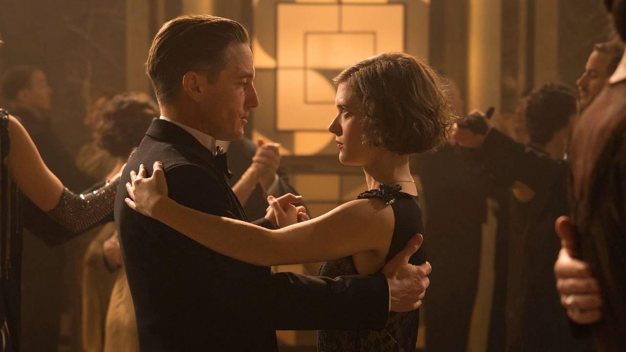 Tanzend in den Untergang: Beim Presseball tanzen Charlotte Ritter (Liv Lisa Fries) und Gereon Rath (Volker Bruch). Kurz darauf wird Adolf Hitler zum Reichskanzler ernannt. (Bild: Christine Schroeder/X Filme Creative Pool/ARD Degeto Film/WDR/SWR/HR/Radio Bremen/Beta Film)