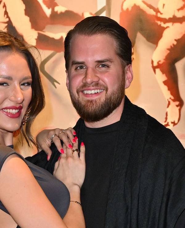 Mit ihrem Partner, Musikproduzent Adrian Louis, ist Sängerin Joelina Drews seit 2021 liiert. (Bild: 2024 Getty Images/Hannes Magerstaedt)