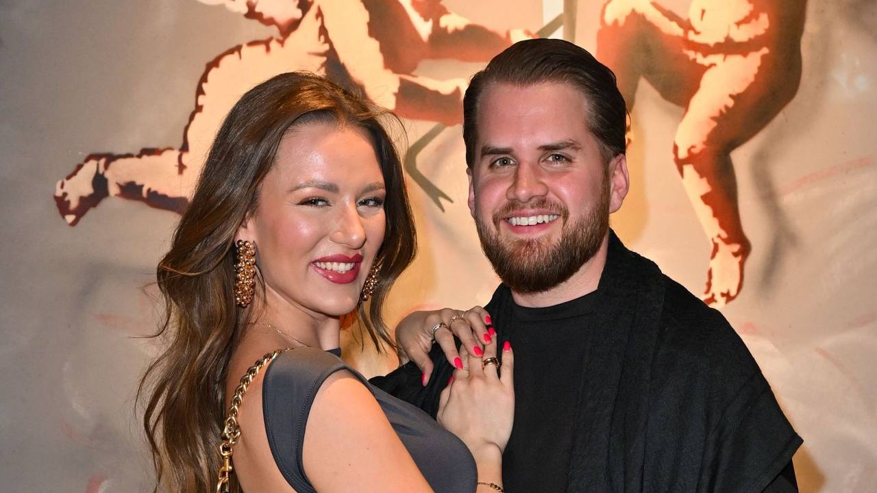 Mit ihrem Partner, Musikproduzent Adrian Louis, ist Sängerin Joelina Drews seit 2021 liiert. (Bild: 2024 Getty Images/Hannes Magerstaedt)