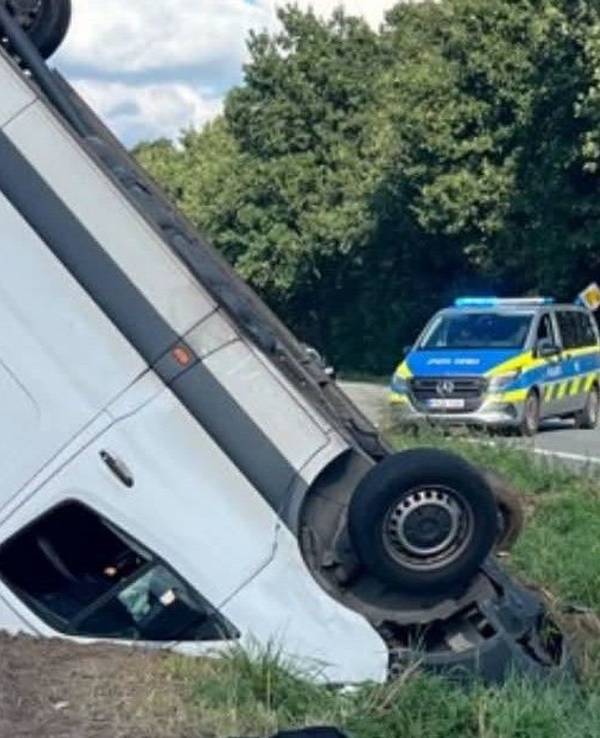 Der Transporter ist nach einem Unfall auf der Front zum Stehen gekommen.