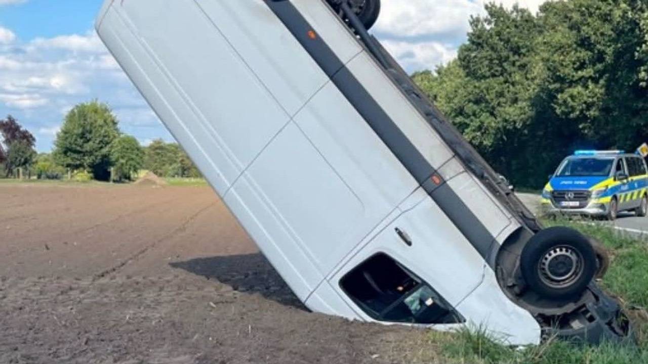 Der Transporter ist nach einem Unfall auf der Front zum Stehen gekommen.