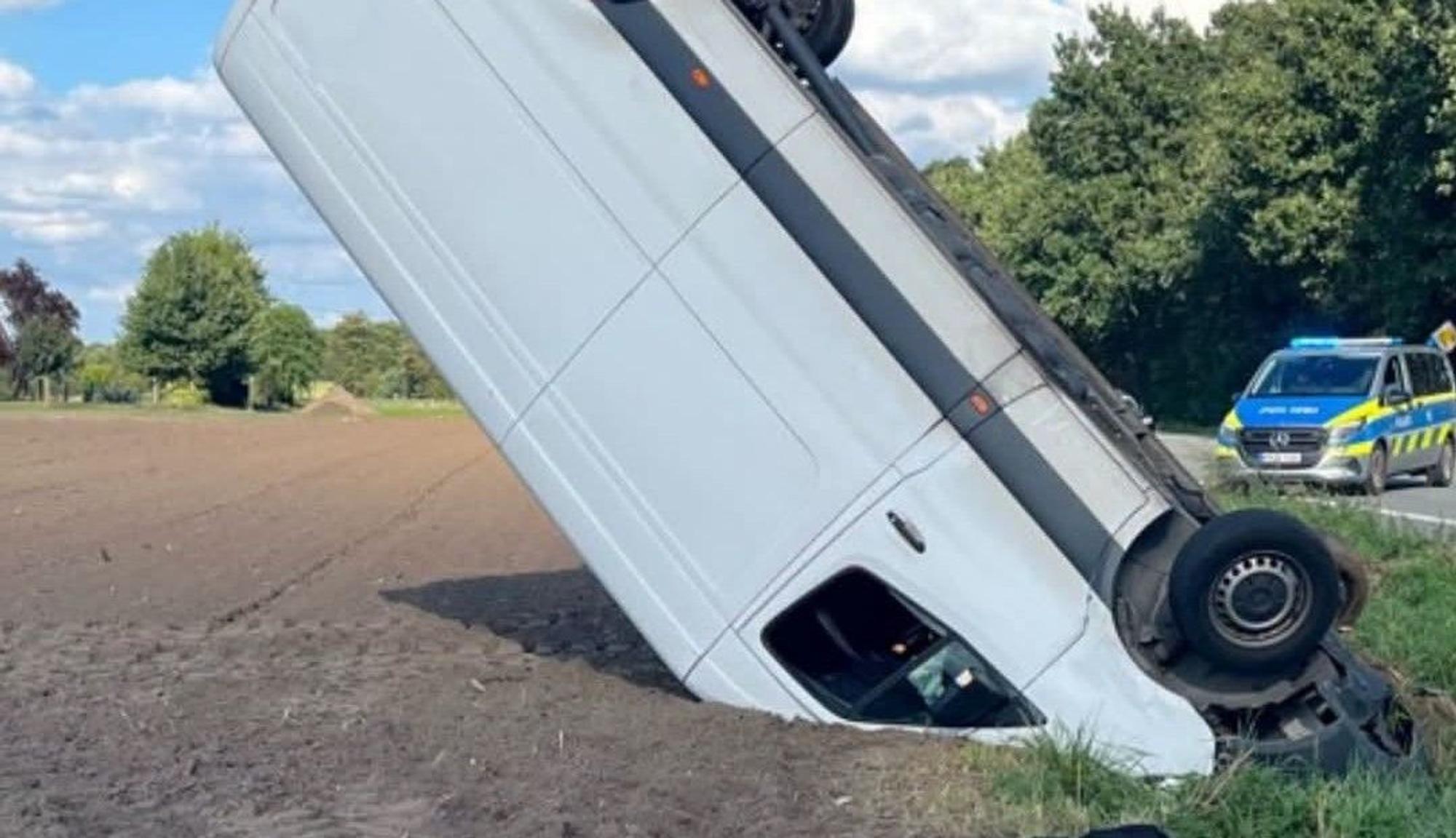 Der Transporter ist nach einem Unfall auf der Front zum Stehen gekommen.