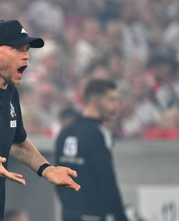 Rene Wagner gestikuliert am Spielfeldrand.