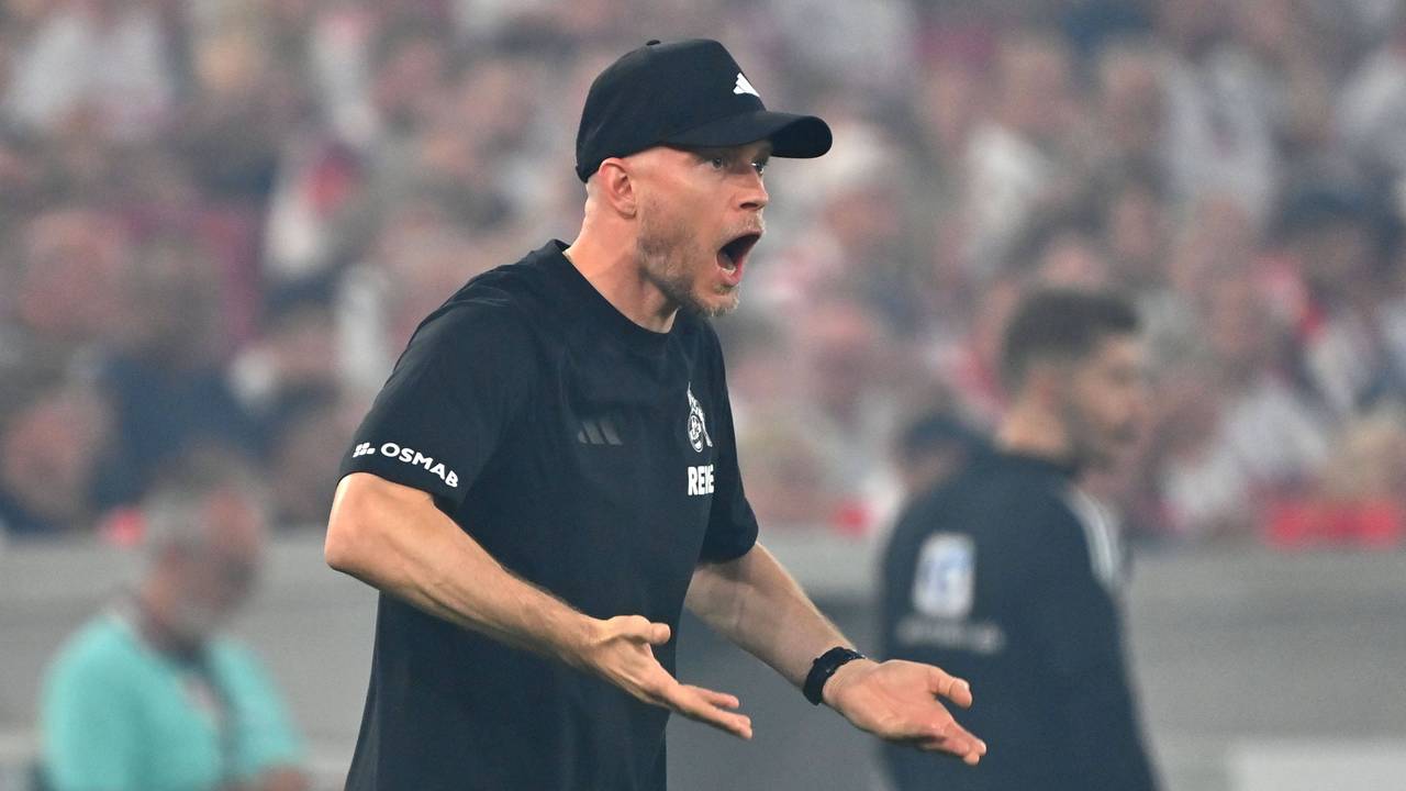 Rene Wagner gestikuliert am Spielfeldrand.
