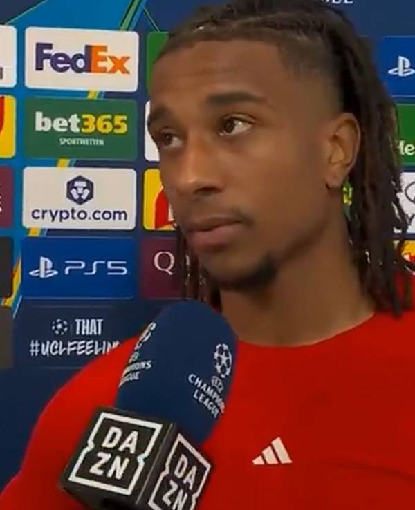 Michael Olise vor einem DAZN-Mikro.