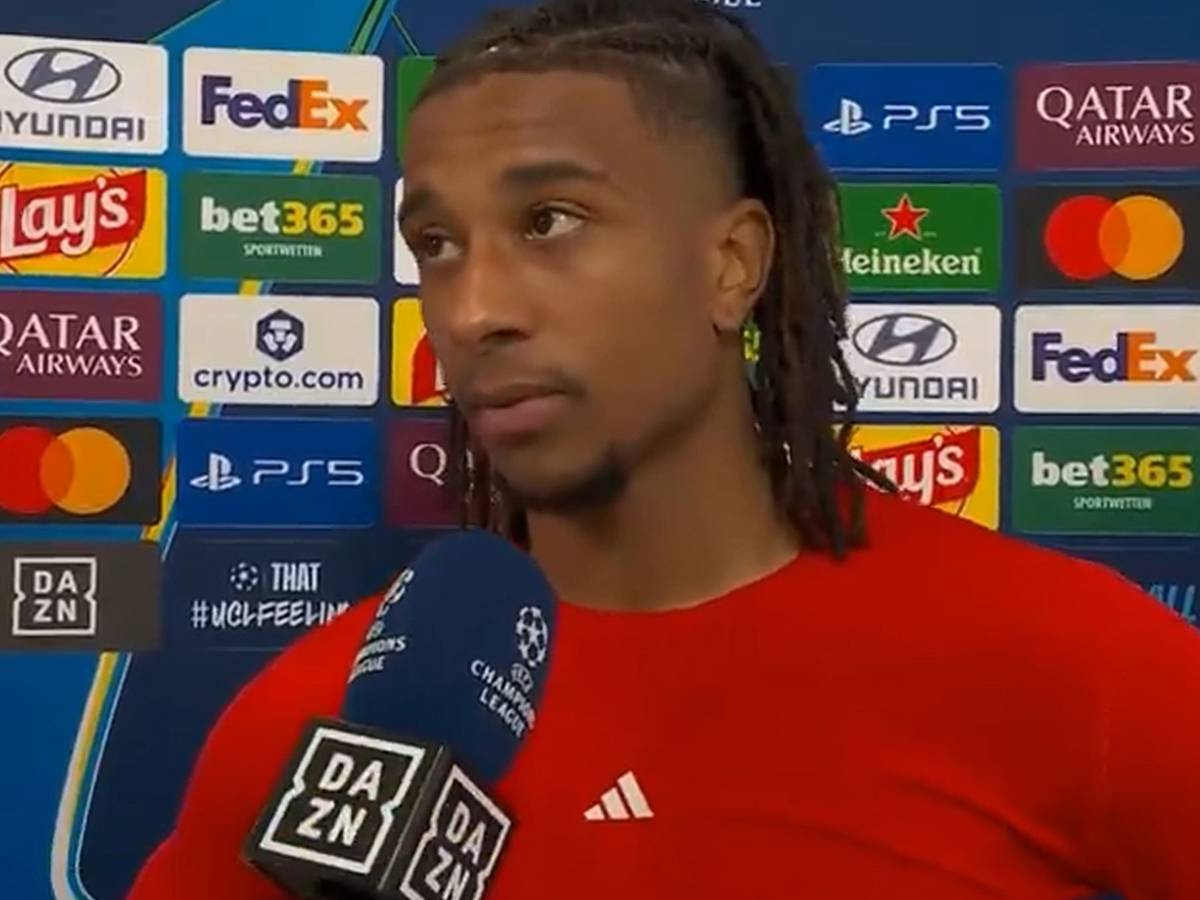 Michael Olise vor einem DAZN-Mikro.