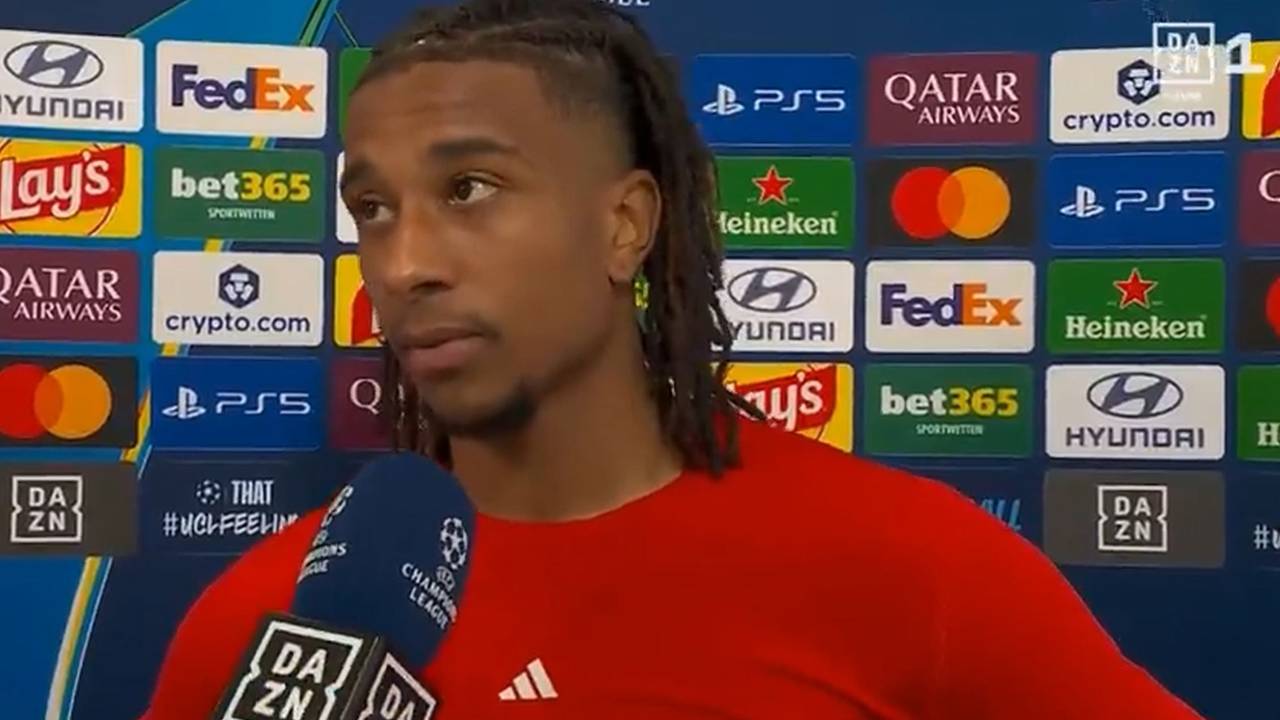 Michael Olise vor einem DAZN-Mikro.