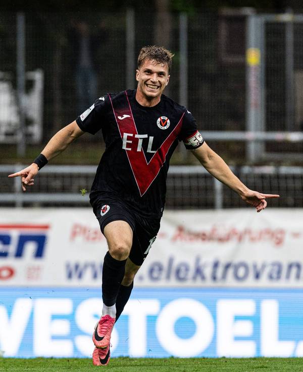 David Otto jubelt mit ausgebreiteten Armen.