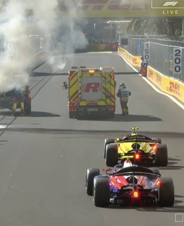 Nach dem Unfall in der Formel 2 sind Feuerwehrleute und Sanitäter im Einsatz.