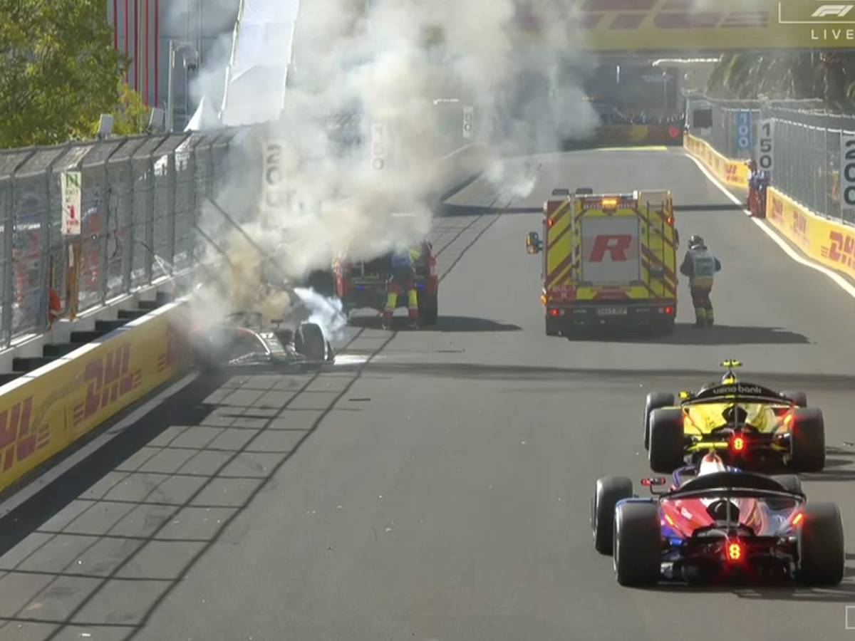 Nach dem Unfall in der Formel 2 sind Feuerwehrleute und Sanitäter im Einsatz.