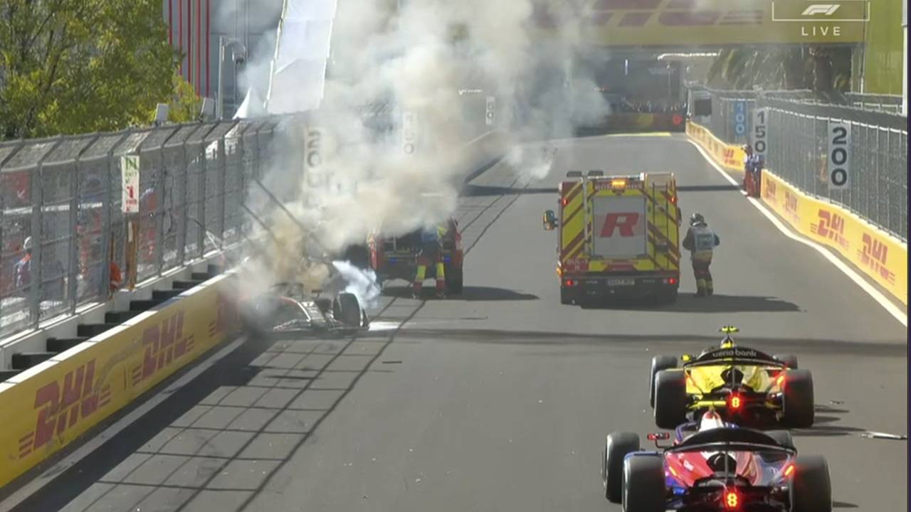 Nach dem Unfall in der Formel 2 sind Feuerwehrleute und Sanitäter im Einsatz.