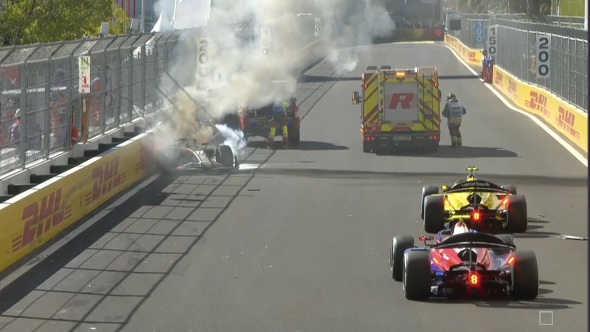 Nach dem Unfall in der Formel 2 sind Feuerwehrleute und Sanitäter im Einsatz.