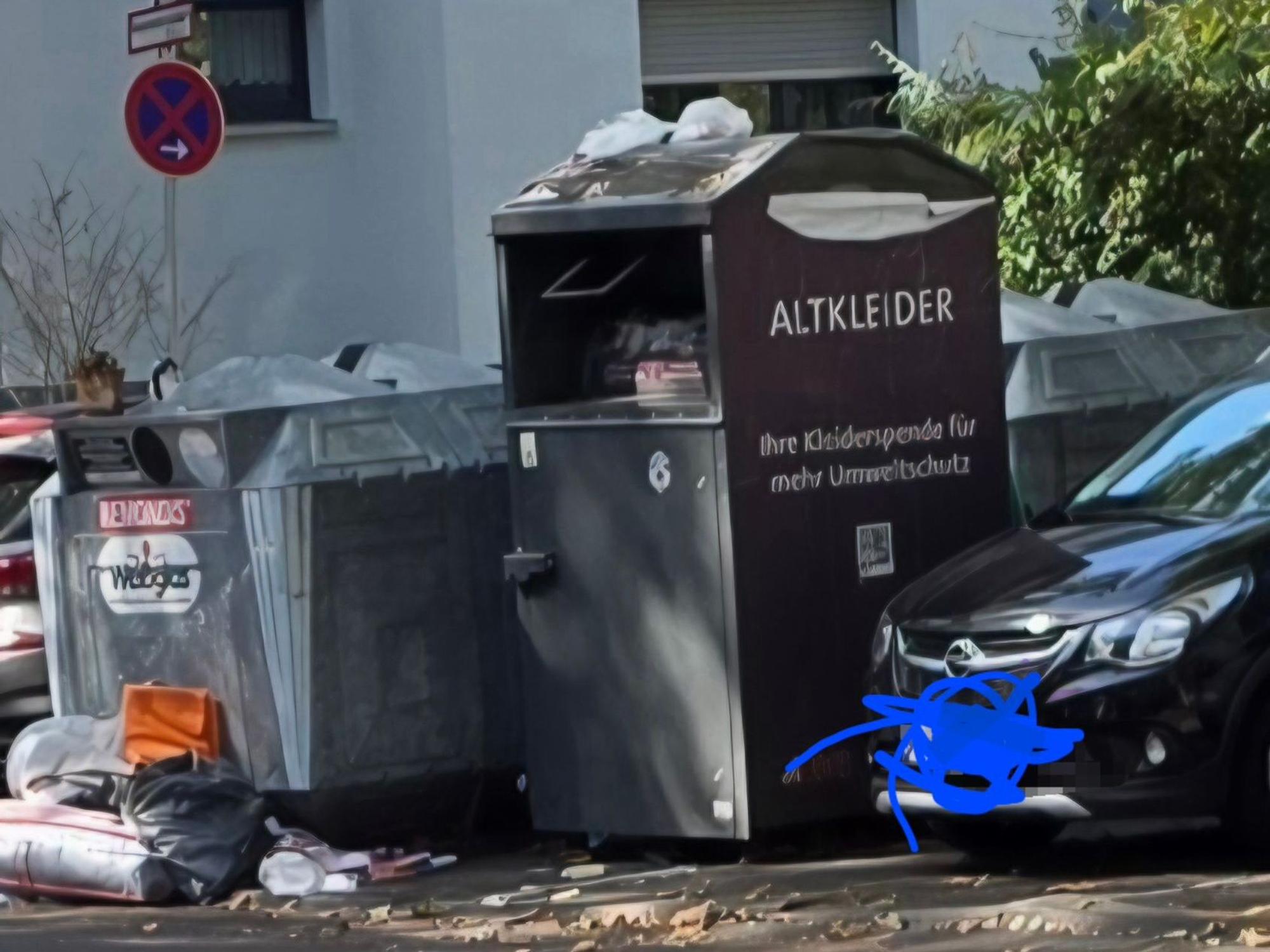 Auf einem Altkleidercontainer liegen Mülltüten, vor einem Glascontainer stapelt sich Müll.