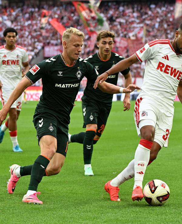 Linton Maina im Zweikampf mit Marco Grüll.