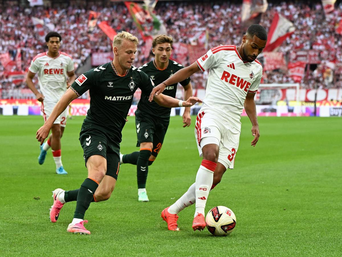 Linton Maina im Zweikampf mit Marco Grüll.