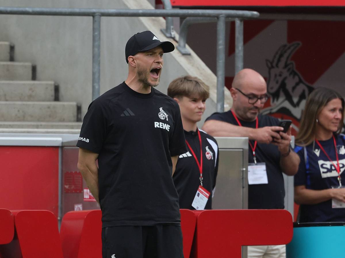 René Wagner steht mit den Armen hinter dem Körper am Seitenrand und brüllt.
