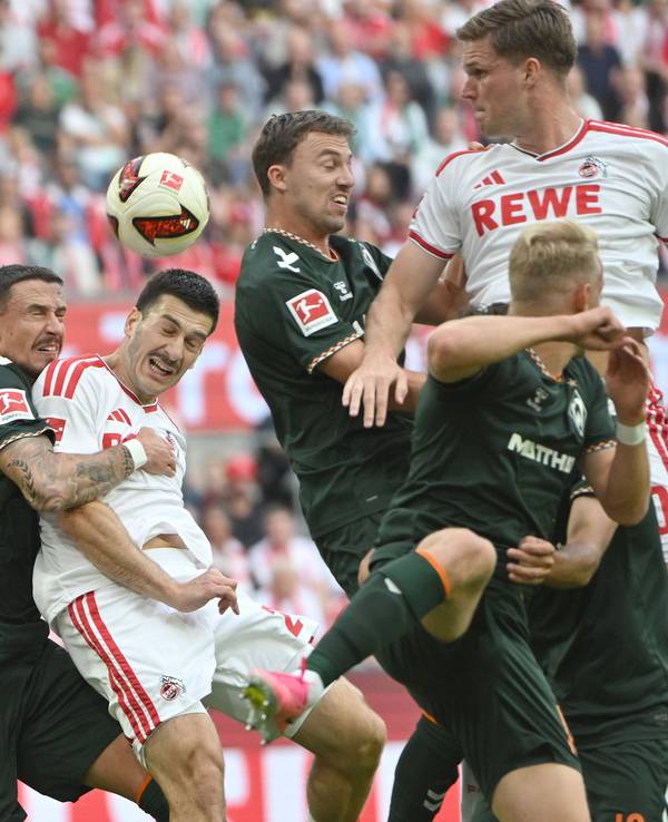 Marius Bülter, Luka Lochoshvili, Marco Friedl und Amos Pieper im Strafraum.