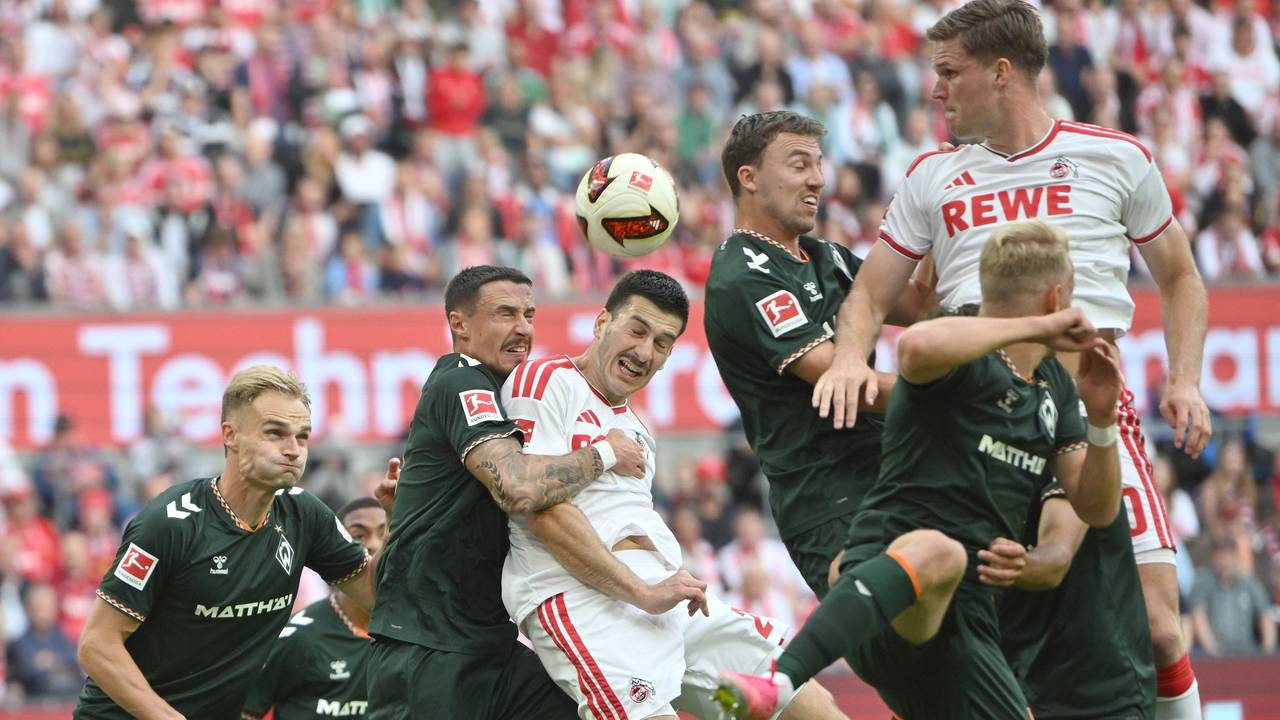 Marius Bülter, Luka Lochoshvili, Marco Friedl und Amos Pieper im Strafraum.
