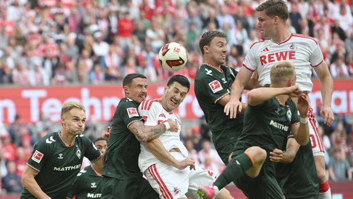 Marius Bülter, Luka Lochoshvili, Marco Friedl und Amos Pieper im Strafraum.