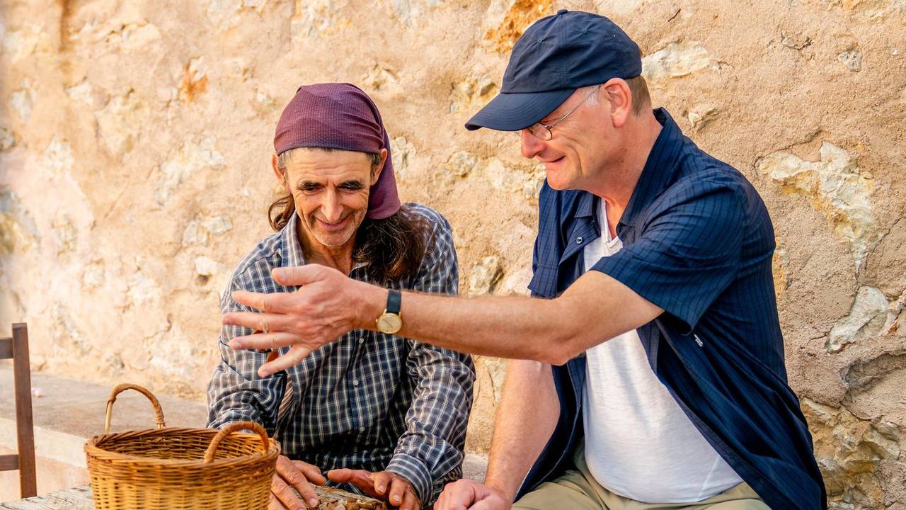 Mandelbauer Xesc Sans (links) berichtet Sven Plöger von den Konsequenzen des Klimawandels auf seinen Betrieb. (Bild: HR / Maike Simon)