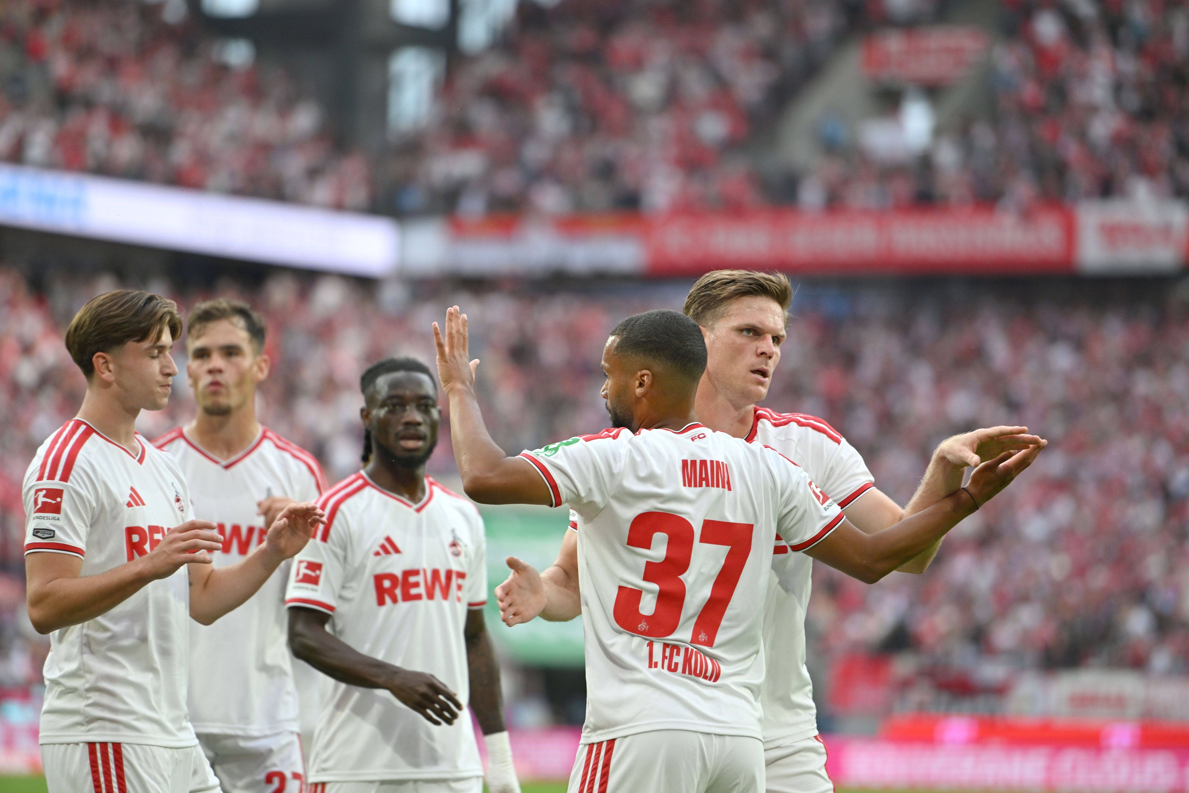 FC-Torschütze Linton Maina freut sich mit seinen Teamkollegen.