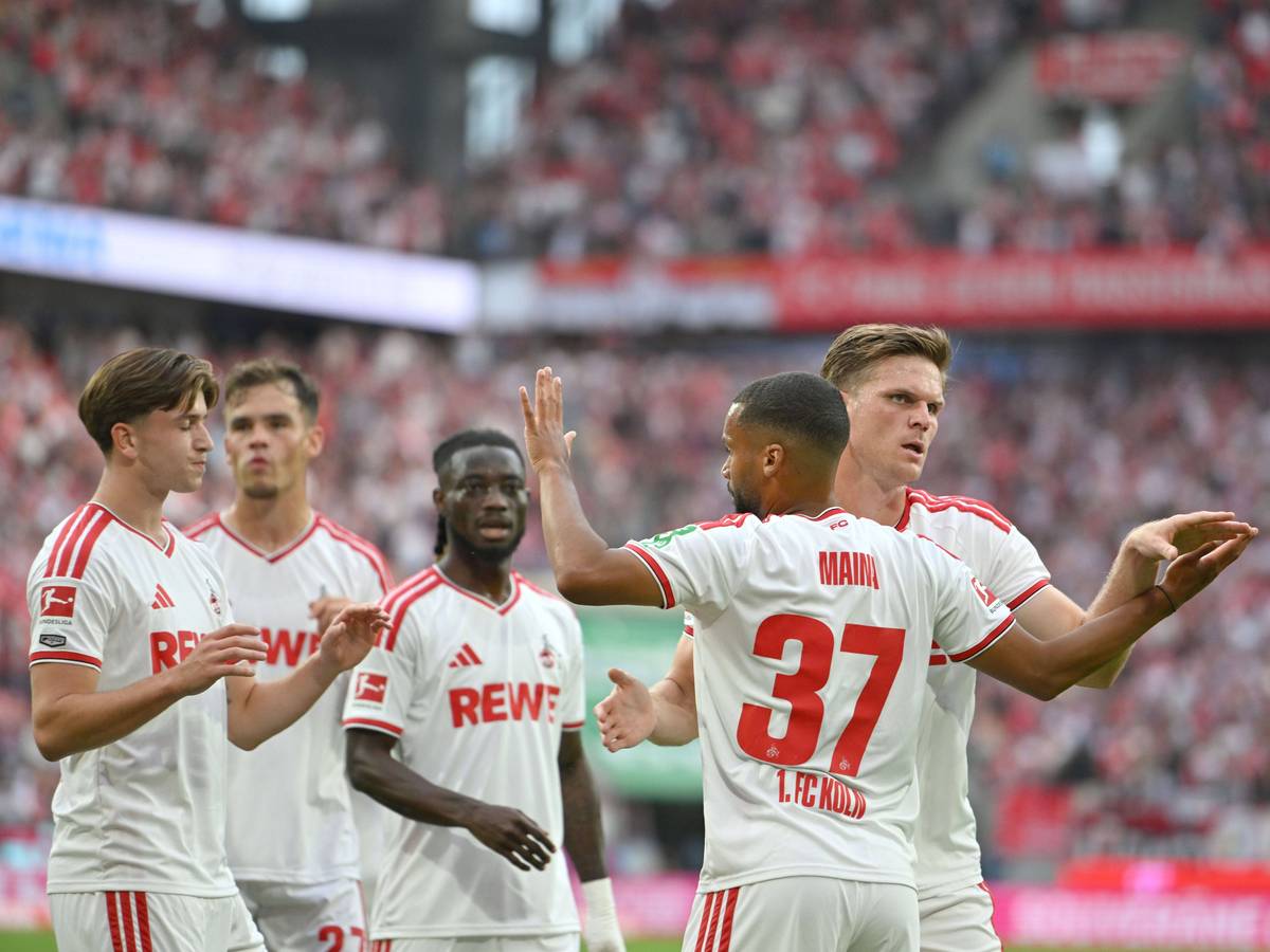 FC-Torschütze Linton Maina freut sich mit seinen Teamkollegen.