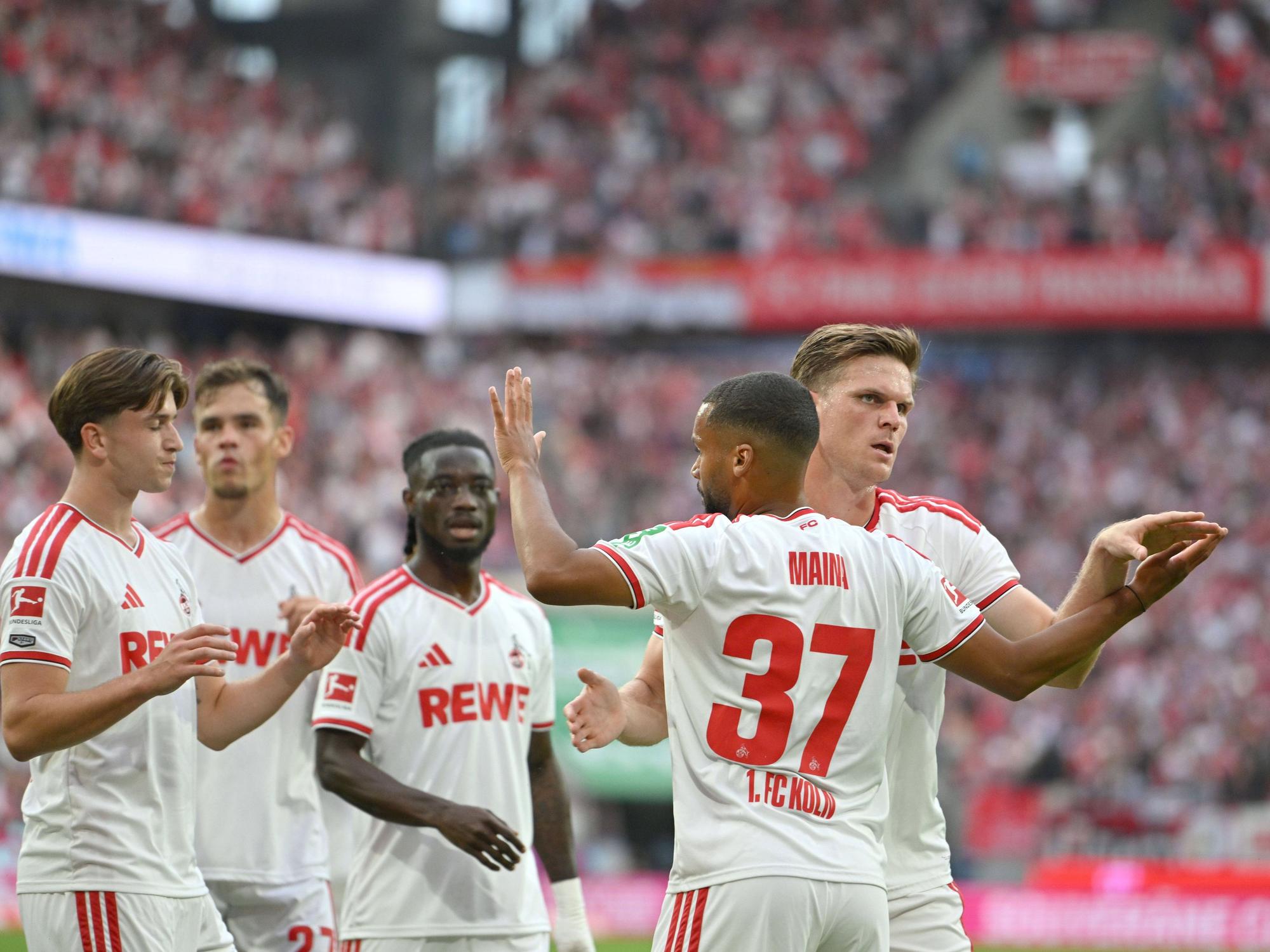 FC-Torschütze Linton Maina freut sich mit seinen Teamkollegen.