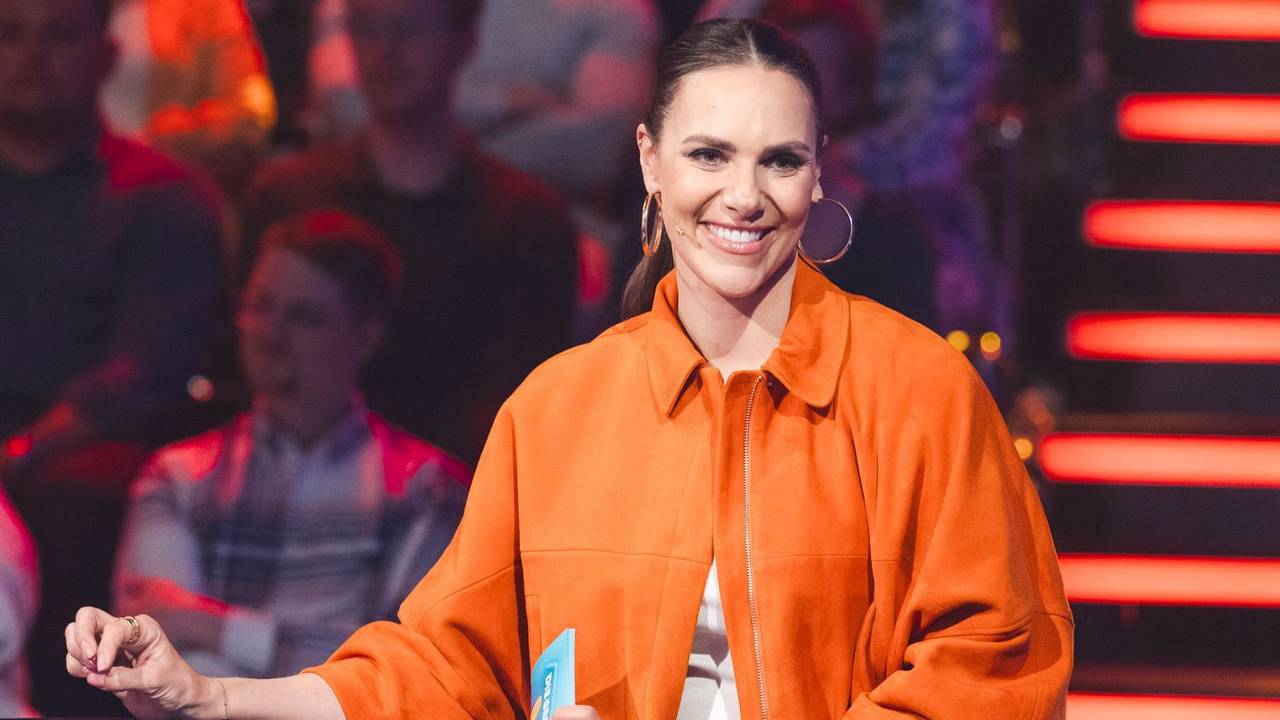 Pünktlich zum Jubiläum von „Die große Maus-Show“ kehrt Esther Sedlaczek als Moderatorin zurück. Während ihrer Schwangerschaft hatte sie sich letztes Jahr von Florian Silbereisen vertreten lassen. (Bild: WDR/Ben Knabe)