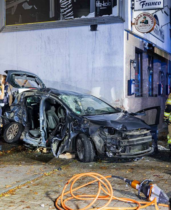 Einsatz am Samstag (12. September 2026) auf der Rösrather Straße: Beim Crash mit der Hauswand wurde der Fiat Bravo völlig demoliert.