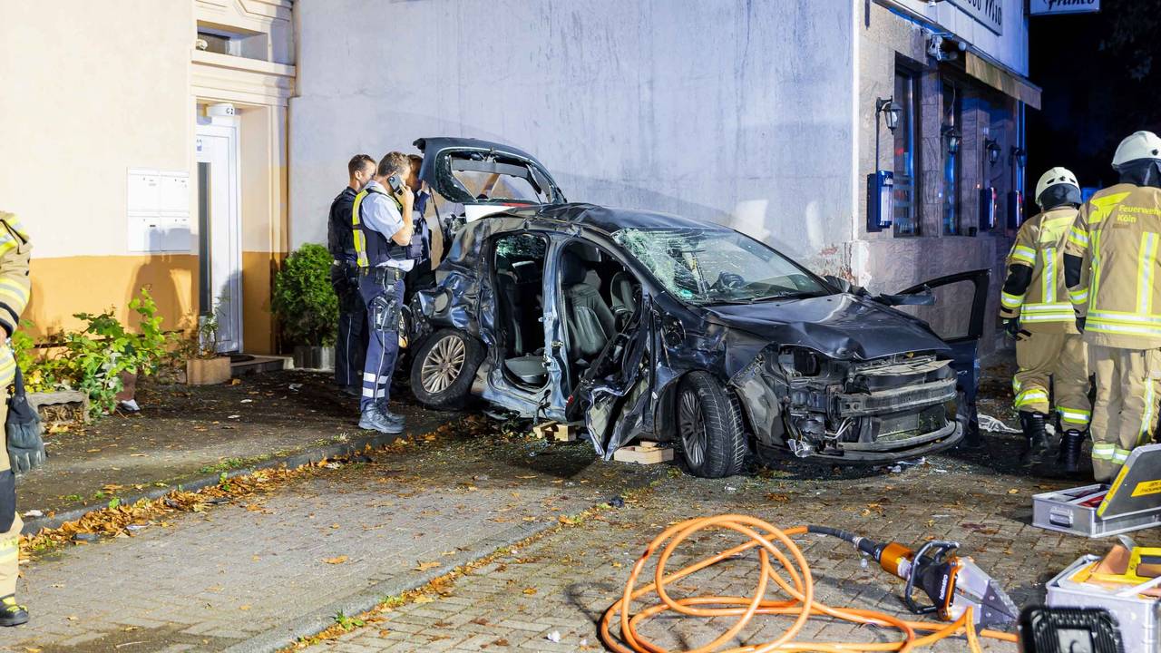 Einsatz am Samstag (12. September 2026) auf der Rösrather Straße: Beim Crash mit der Hauswand wurde der Fiat Bravo völlig demoliert.