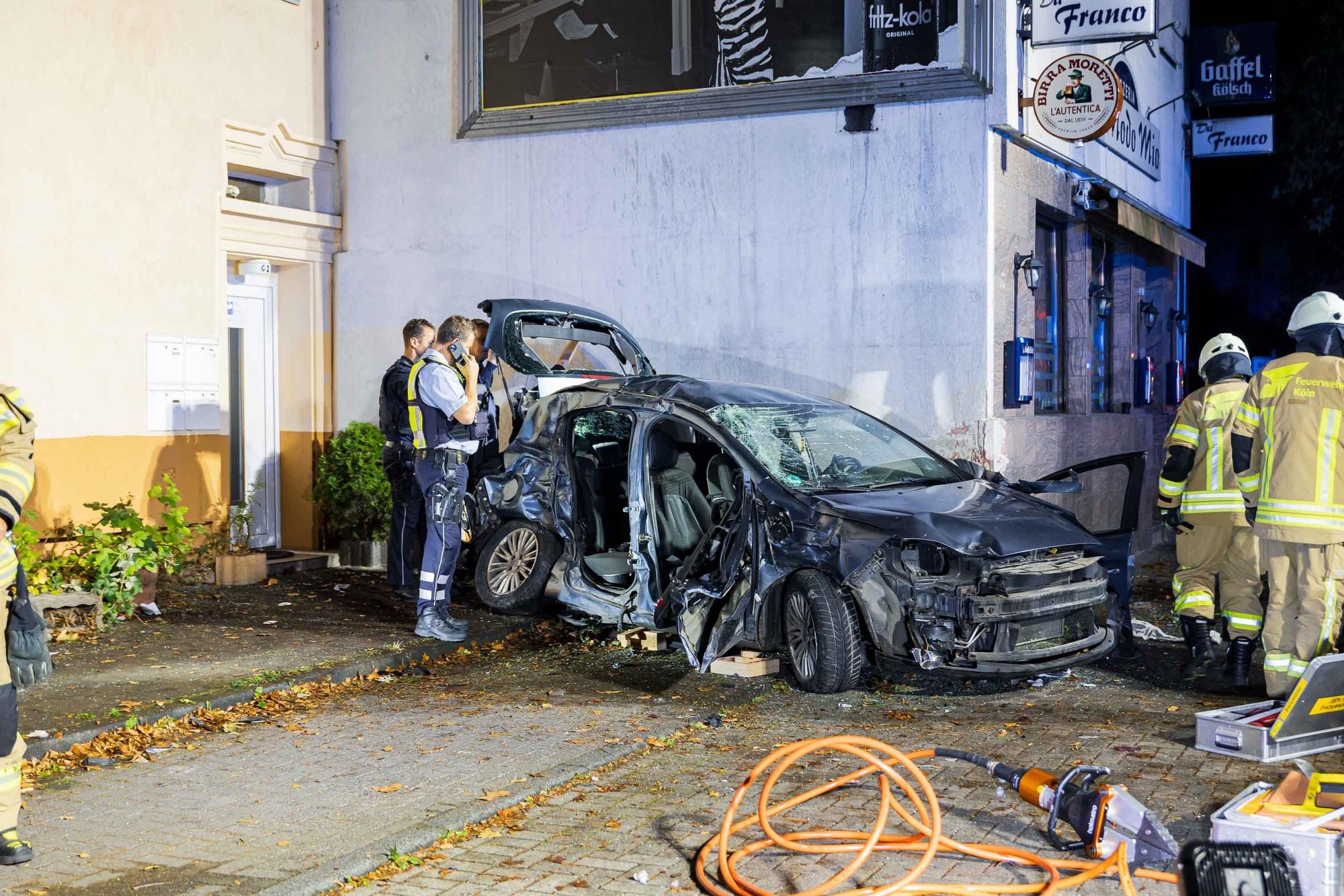 Einsatz am Samstag (12. September 2026) auf der Rösrather Straße: Beim Crash mit der Hauswand wurde der Fiat Bravo völlig demoliert.