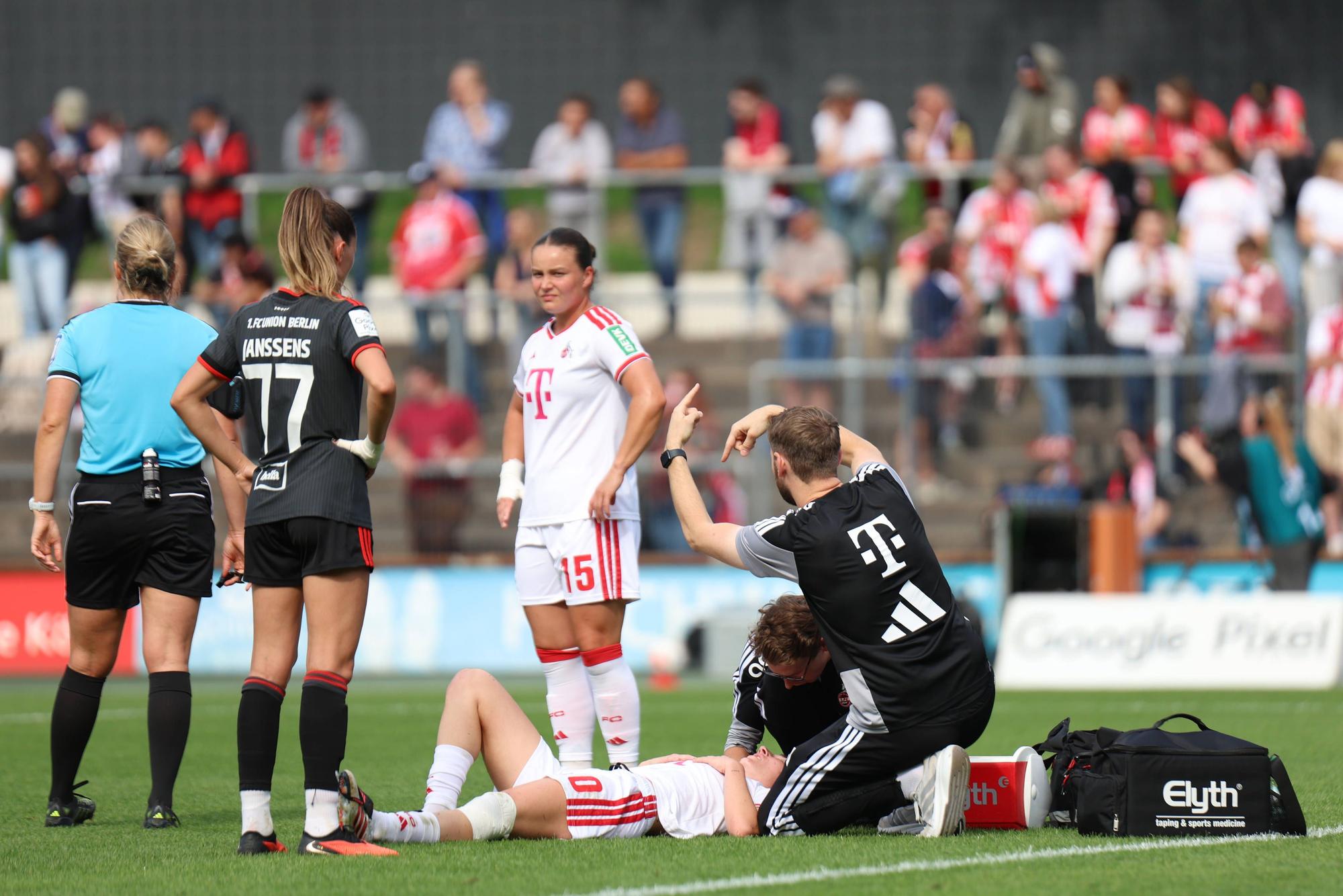 Sophie Nachtigall liegt auf dem Rasen. Der Betreuer zeigt an, dass sie ausgewechselt werden muss.