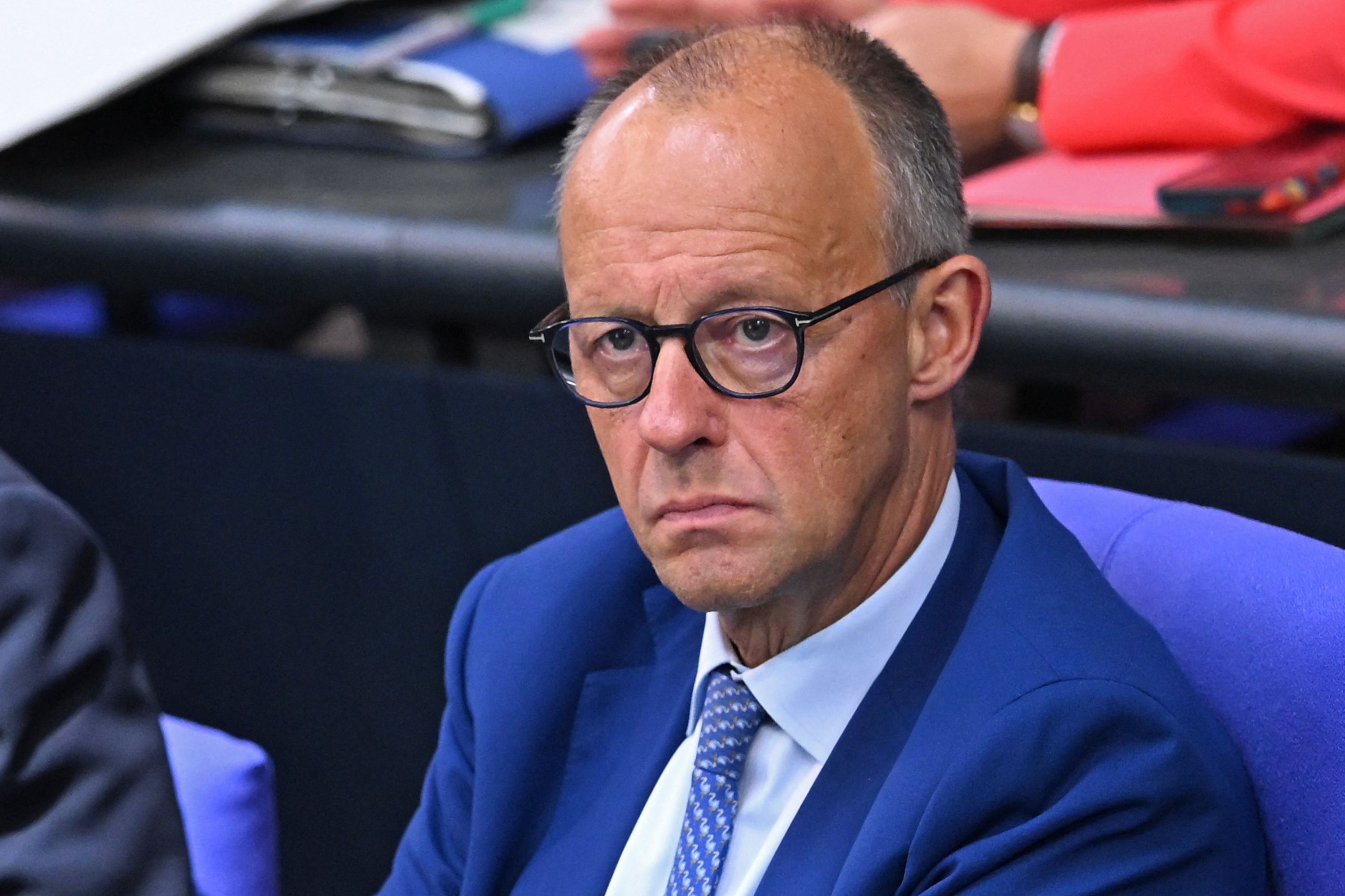 Bundeskanzler Friedrich Merz (CDU) sitzt auf der Regierungsbank im Bundestag während der Beratungen zum Bundeshaushalt 2027.