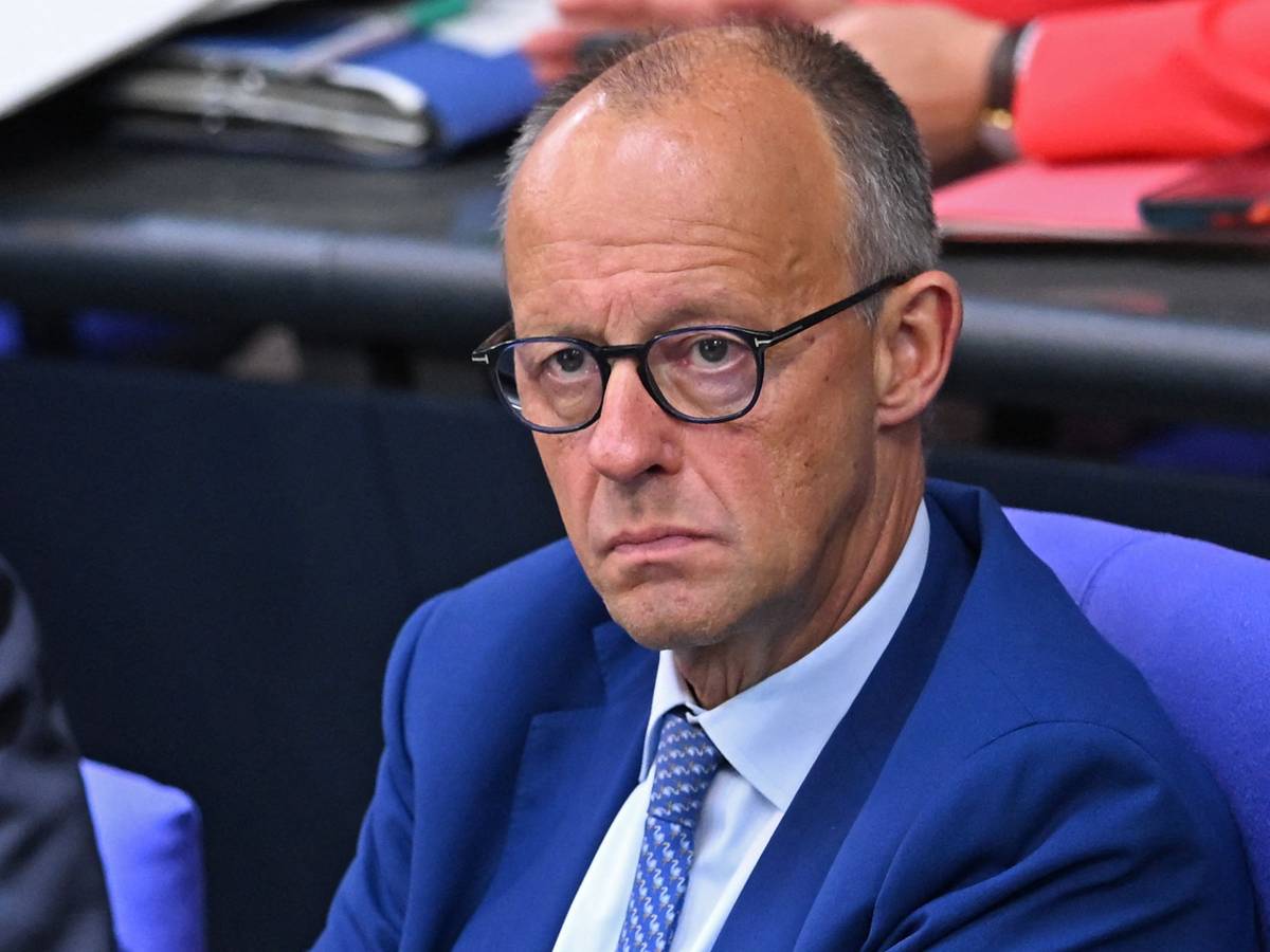 Bundeskanzler Friedrich Merz (CDU) sitzt auf der Regierungsbank im Bundestag während der Beratungen zum Bundeshaushalt 2027.