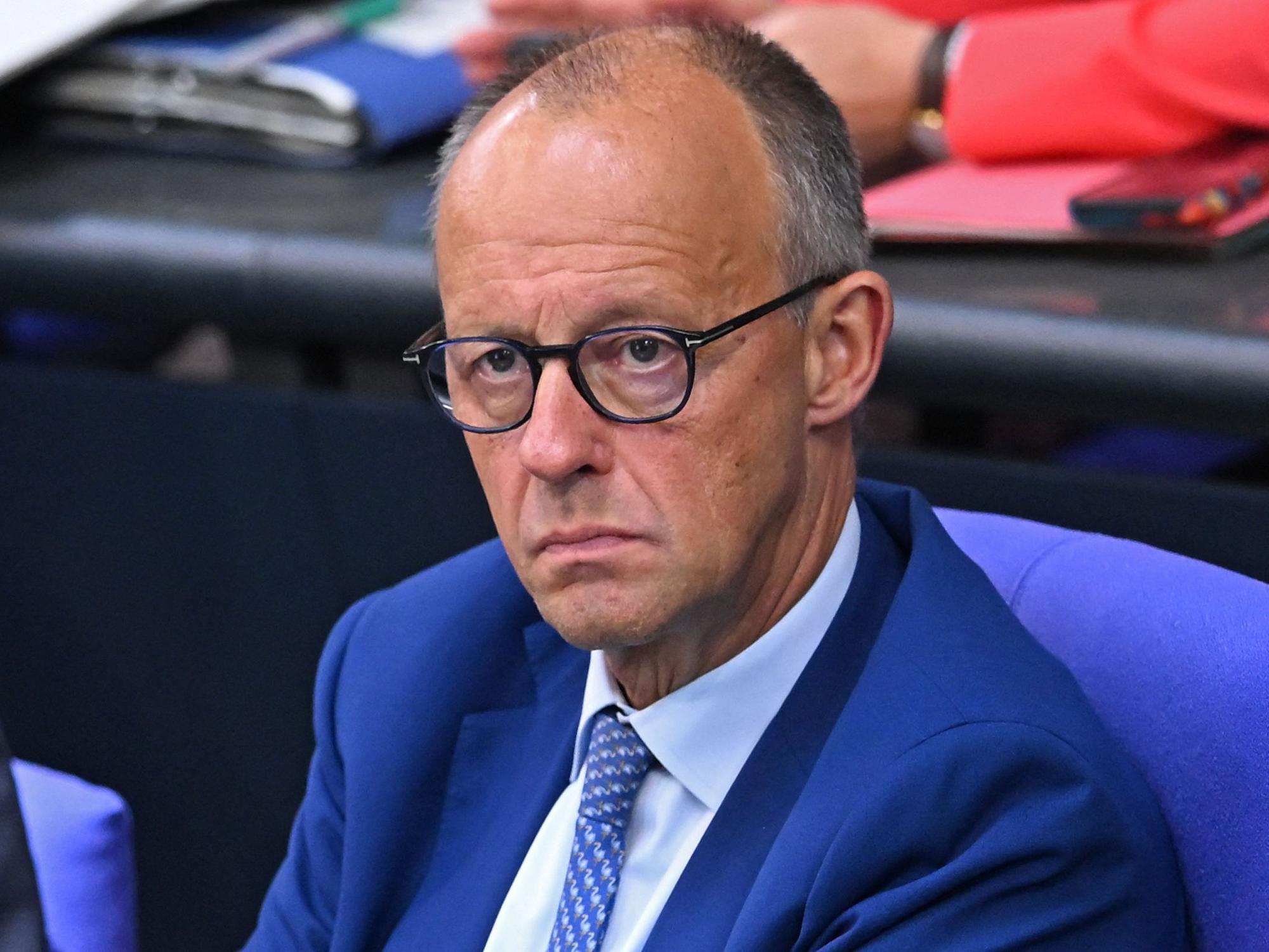 Bundeskanzler Friedrich Merz (CDU) sitzt auf der Regierungsbank im Bundestag während der Beratungen zum Bundeshaushalt 2027.