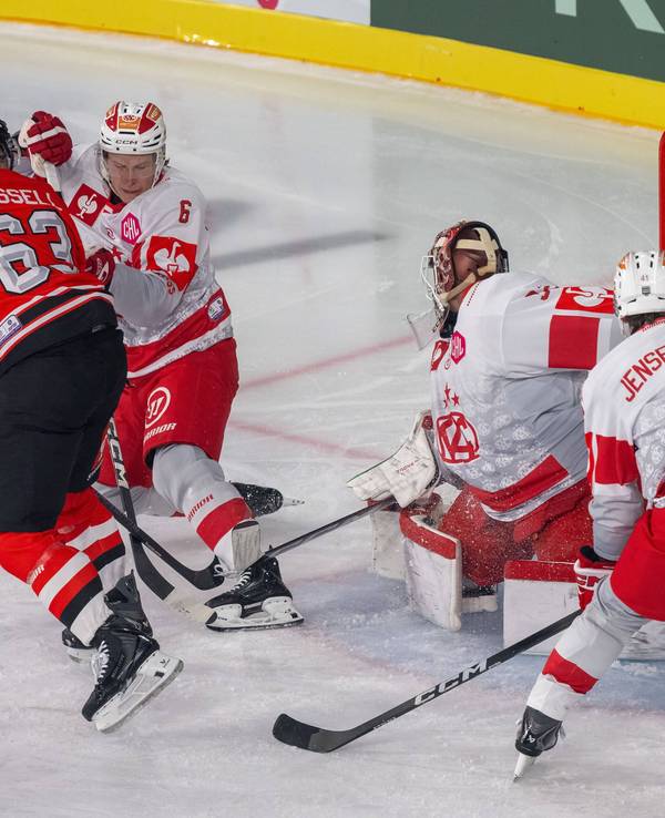 Haie-Center Patrick Russell markiert das 1:1.