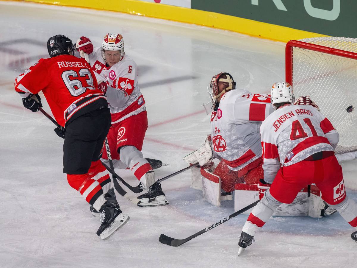 Haie-Center Patrick Russell markiert das 1:1.
