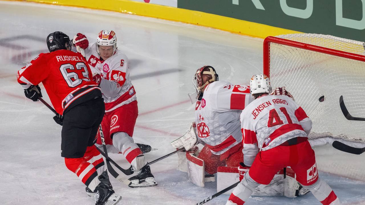 Haie-Center Patrick Russell markiert das 1:1.