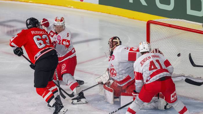 Haie-Center Patrick Russell markiert das 1:1.