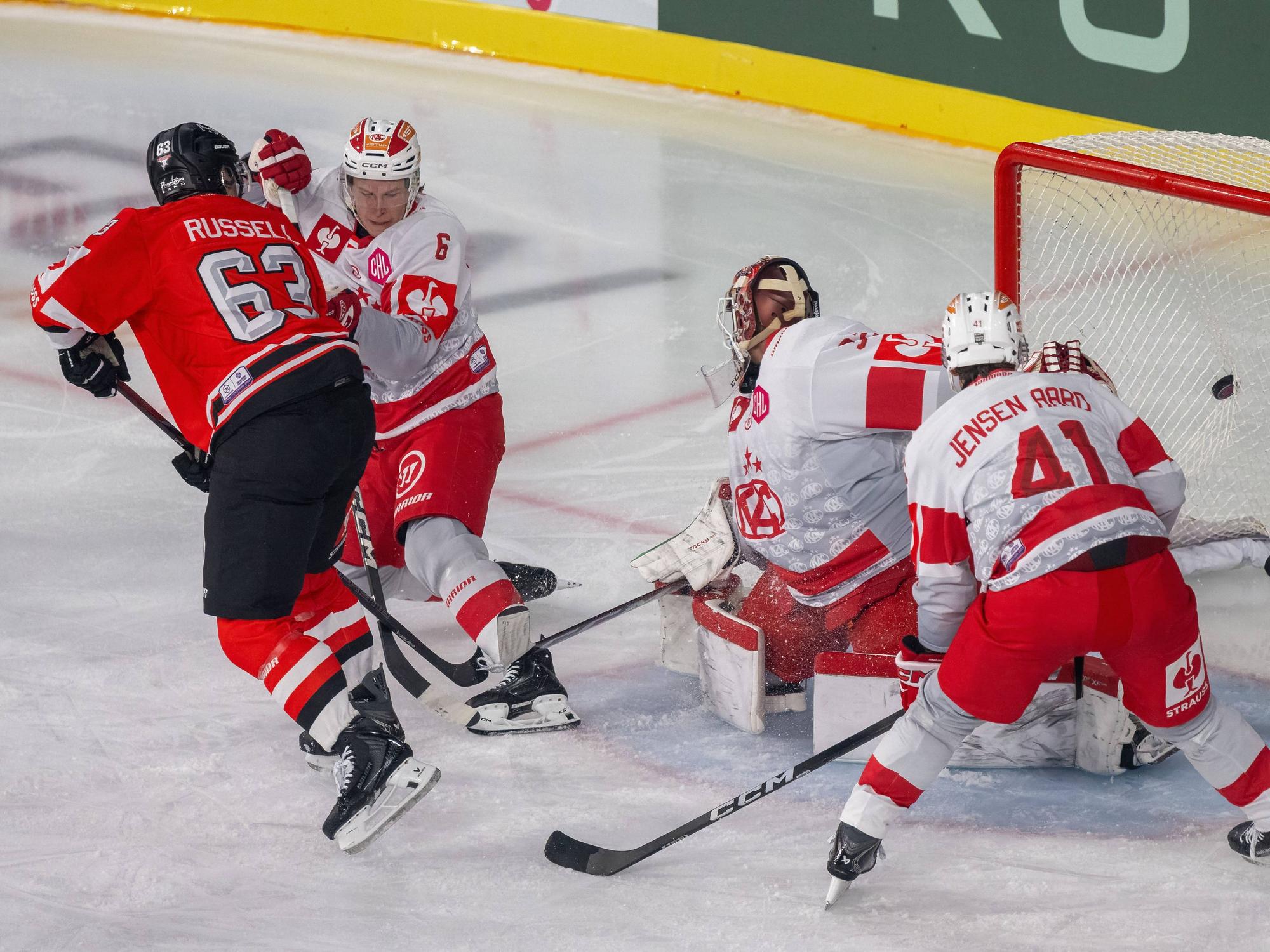 Haie-Center Patrick Russel markiert das 1:1.