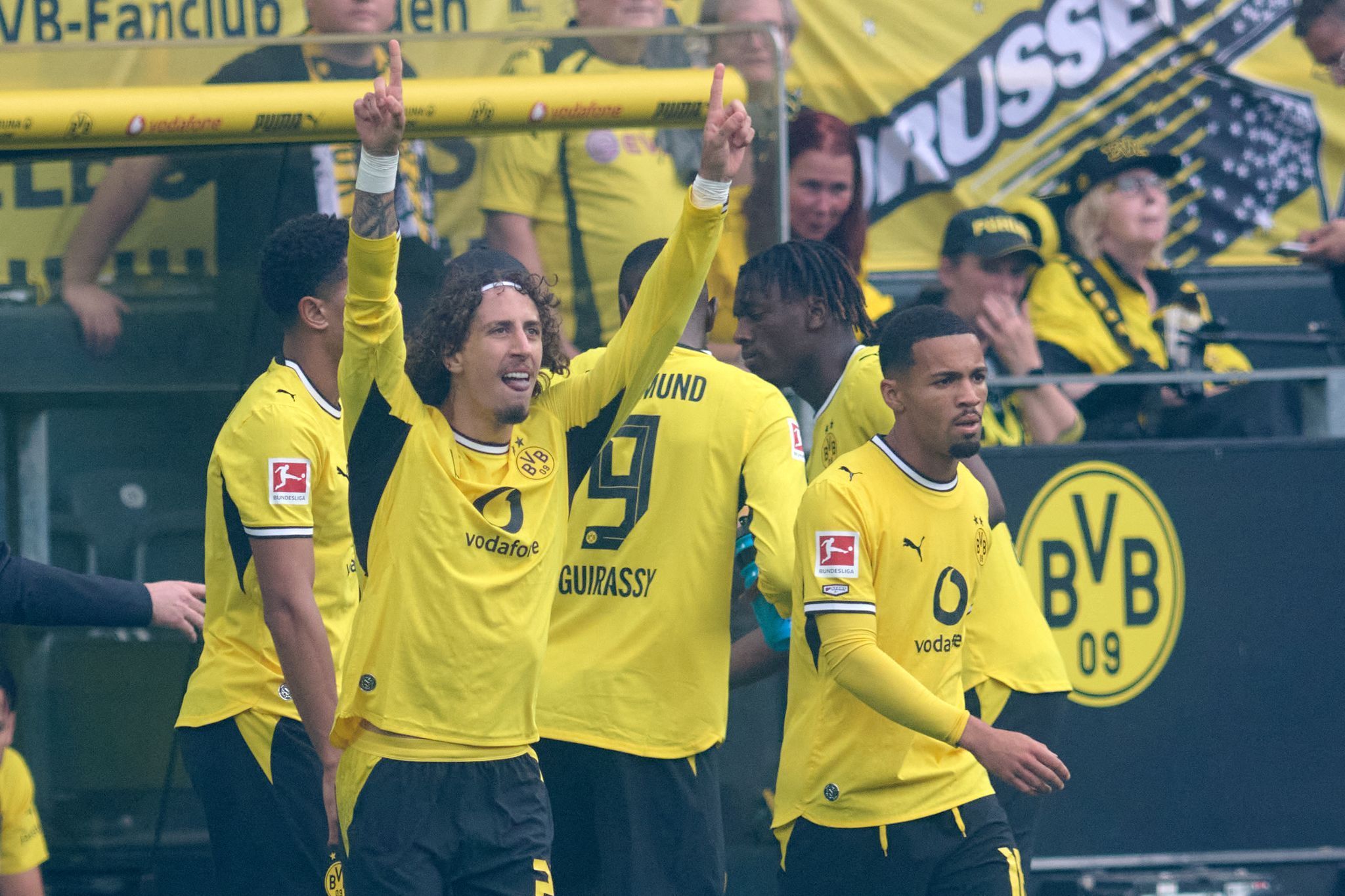 Fabio Silva jubelt im Trikot von Borussia Dortmund.