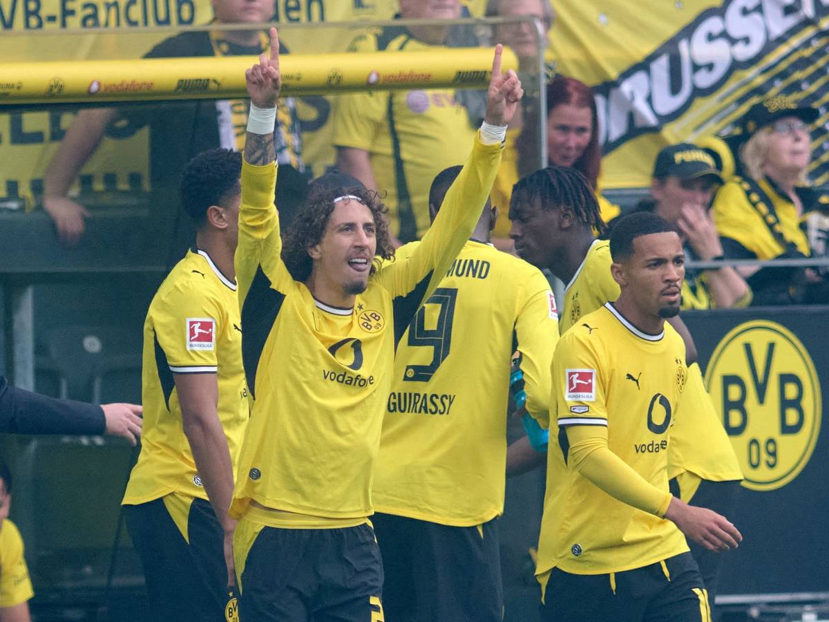 Fabio Silva jubelt im Trikot von Borussia Dortmund.