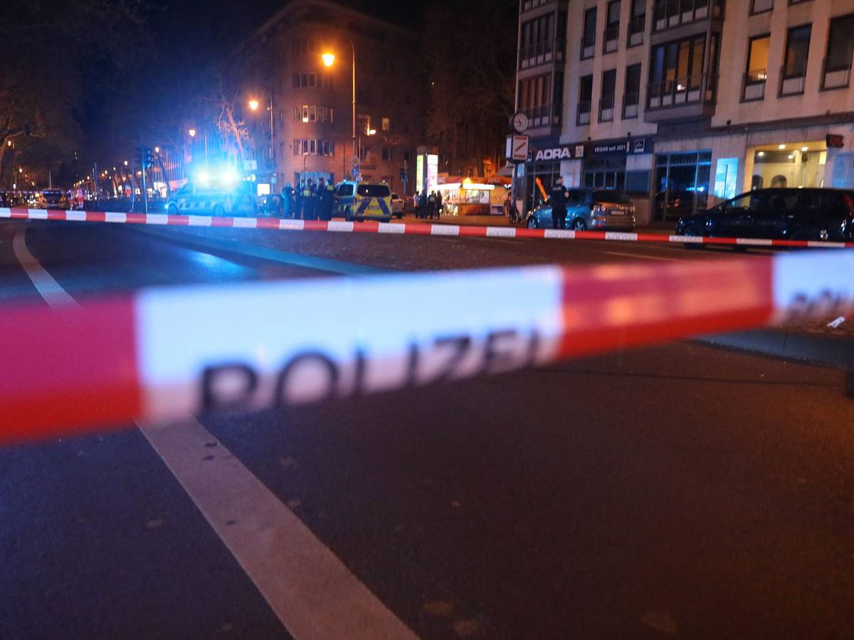 Die Polizei hat eine Unfallstelle in Köln mit Flatterband abgesperrt