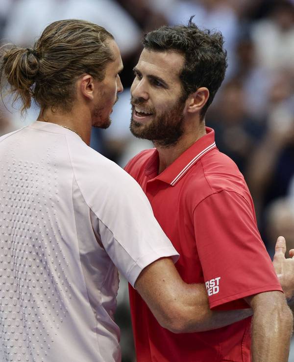 Umarmung nach dem Spiel zwischen Alexander Zverev und Karen Chatschanow