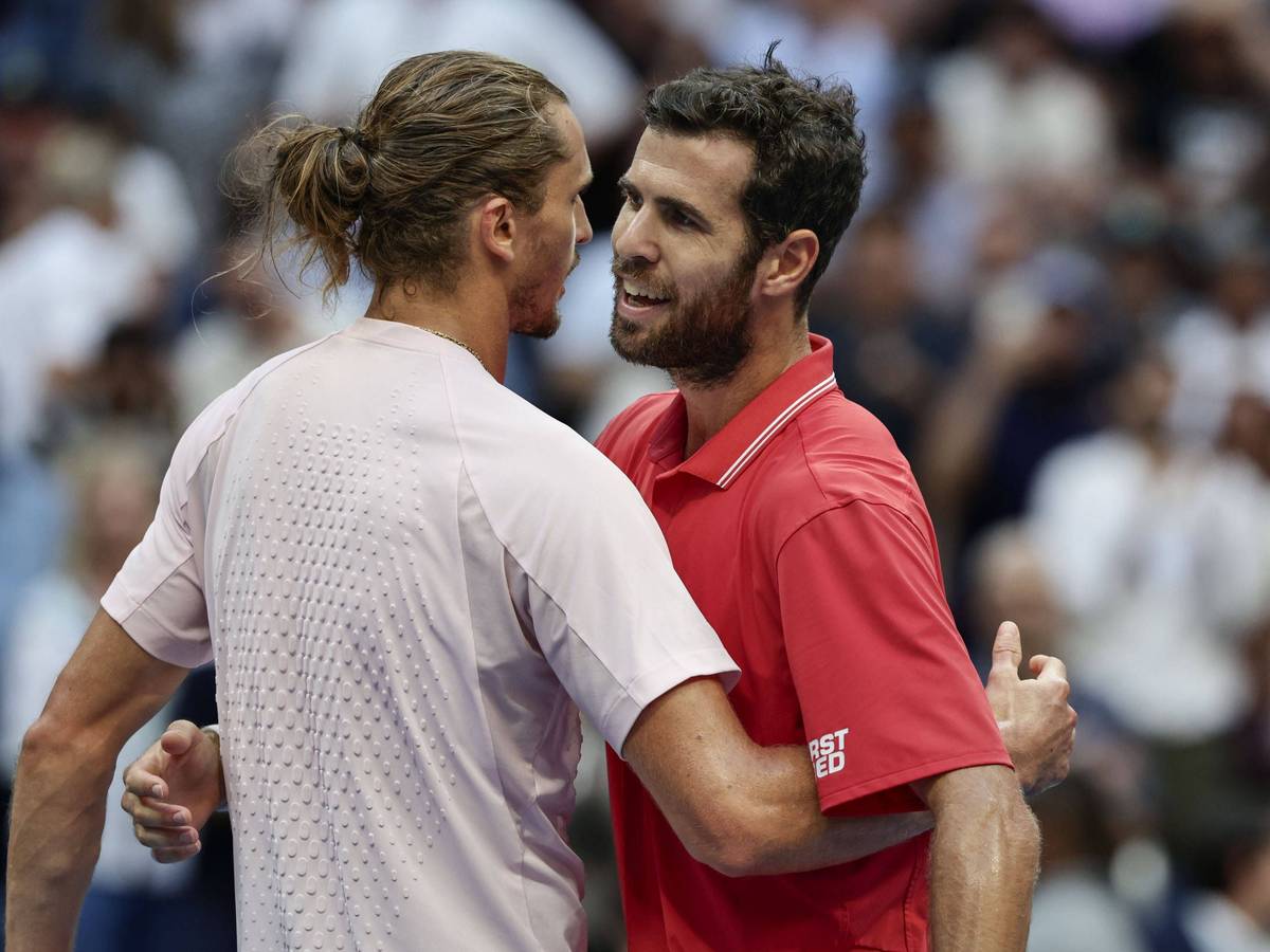 Umarmung nach dem Spiel zwischen Alexander Zverev und Karen Chatschanow