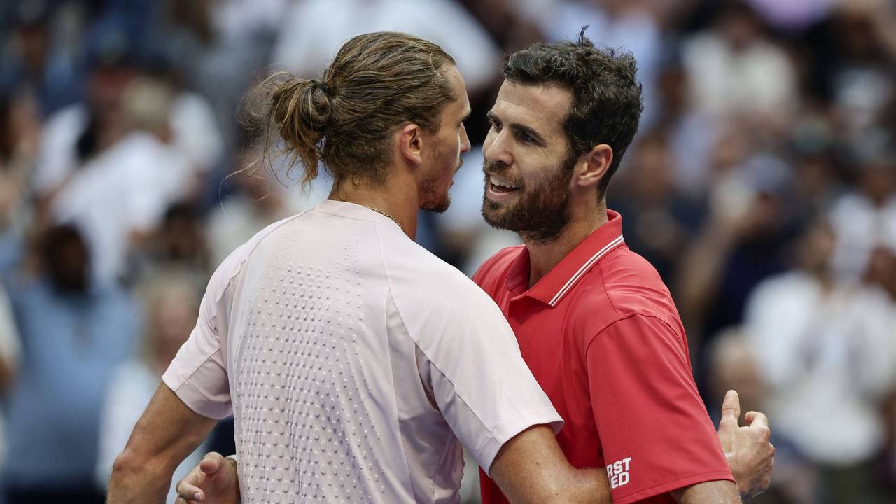 Umarmung nach dem Spiel zwischen Alexander Zverev und Karen Chatschanow