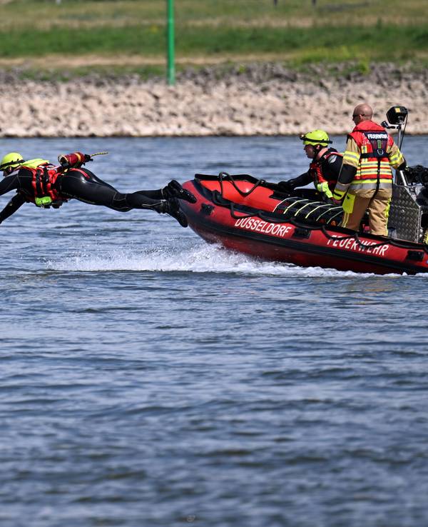 Übung für den Notfall: Ein Feuerwehrmann springt von einem Boot in den Rhein, um eine Übungspuppe zu „retten“.