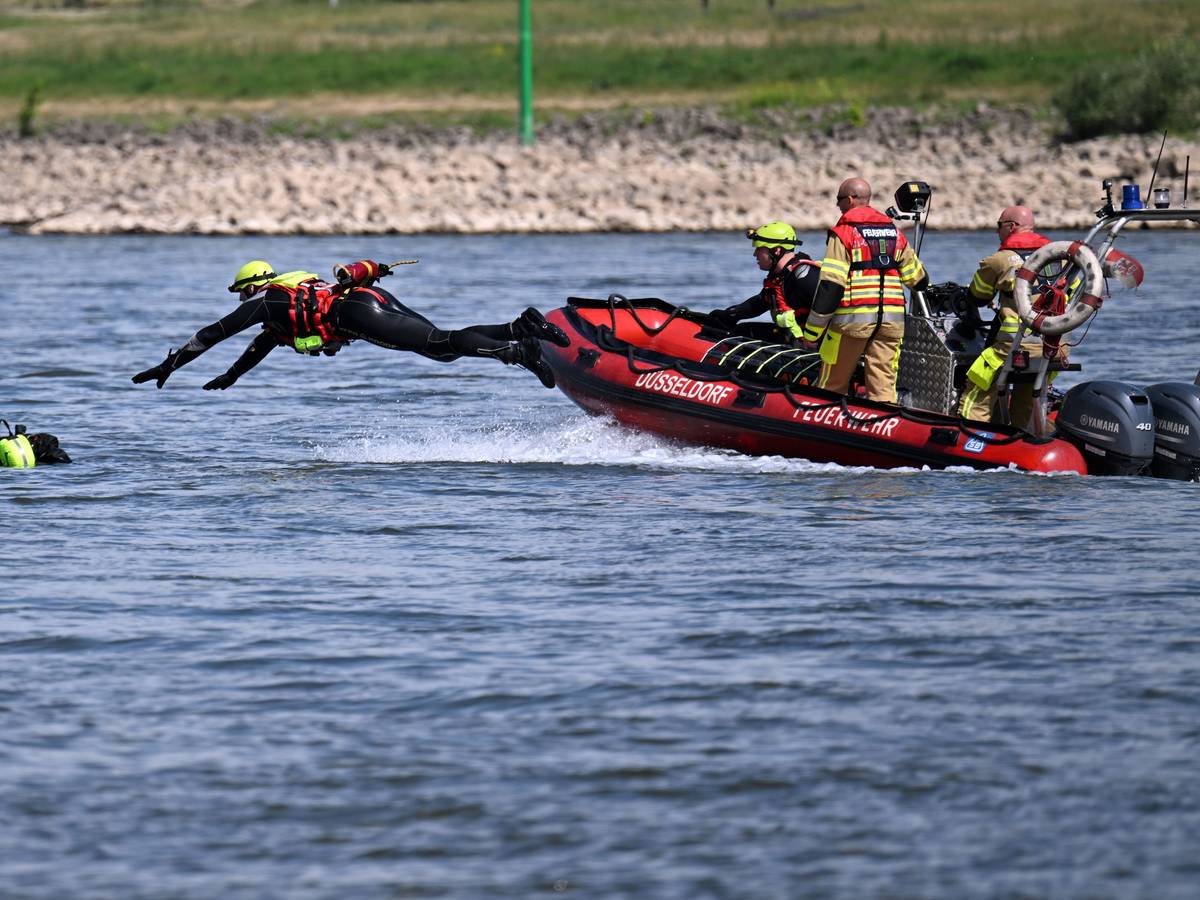 Übung für den Notfall: Ein Feuerwehrmann springt von einem Boot in den Rhein, um eine Übungspuppe zu „retten“.