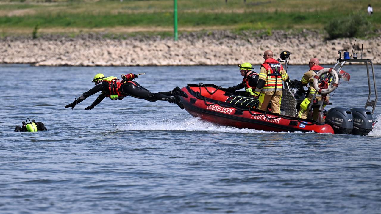 Übung für den Notfall: Ein Feuerwehrmann springt von einem Boot in den Rhein, um eine Übungspuppe zu „retten“.