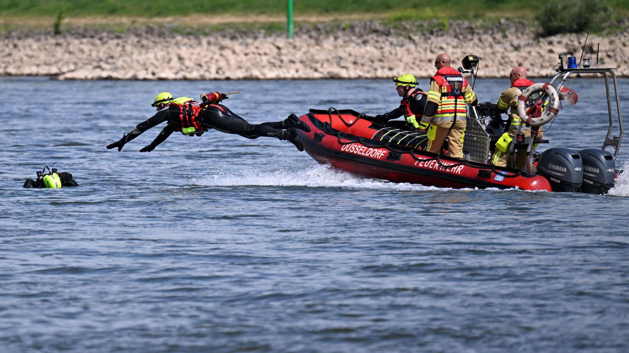 Übung für den Notfall: Ein Feuerwehrmann springt von einem Boot in den Rhein, um eine Übungspuppe zu „retten“.